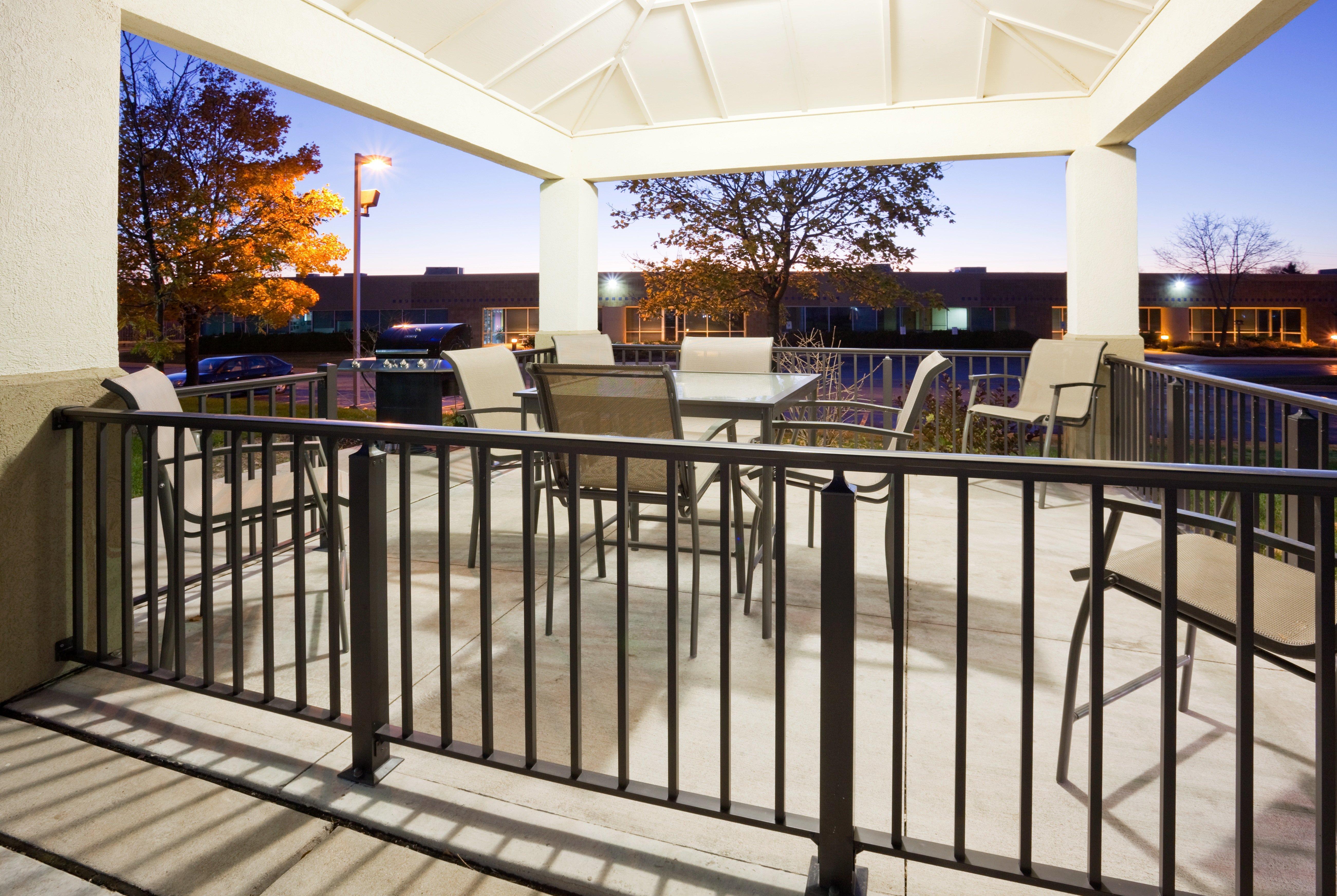 Candlewood Suites Milwaukee Brown Deer, An Ihg Hotel Esterno foto